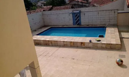 Ótima Casa de 6 quartos sendo 3 suítes , piscina, quintal