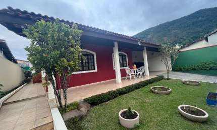 Casa a venda 4 quartos 2 suítes, piscina, 6 vagas em Caraguatatuba-SP