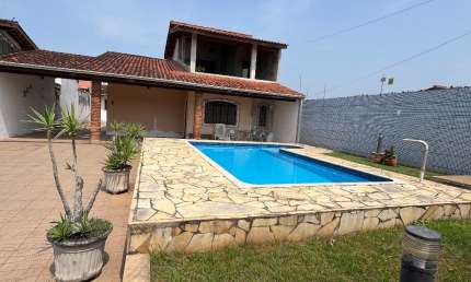 Sobrado à venda com 3 quartos, 3  banheiros, piscina no Pontal Santa Marina em Caraguatatuba-SP