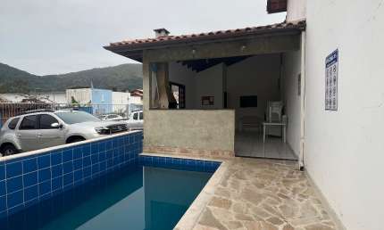 Casa em Condomínio Fechado, 2 quartos, 2 banheiros, Piscina na Martim de Sá em Caraguatatuba-SP