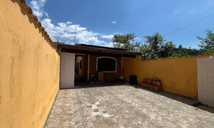 Linda casa com 2 dormitórios, 2 banheiros, 3 vagas Caraguatatuba-SP