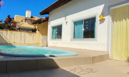 Linda casa com  3 quartos, 3 banheiros e piscina e churrasqueira!
