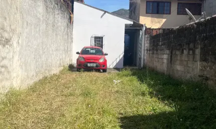 Ótima casa com 1 quarto, 2 banheiros para locação definitiva em caraguatatuba-sp