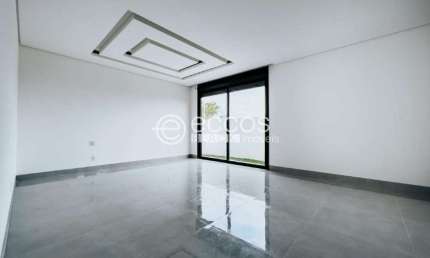 Casa em condomínio à venda, 3 quartos, 3 suítes, 4 vagas, Laranjeiras - Uberlândia/MG