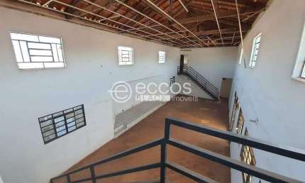 Casa para aluguel, 4 quartos, 2 vagas, Segismundo Pereira - Uberlândia/MG