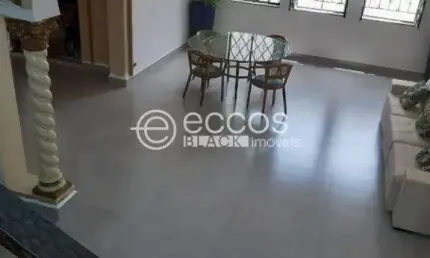 Casa à venda, 5 quartos, 2 suítes, 5 vagas, Centro - Uberlândia/MG
