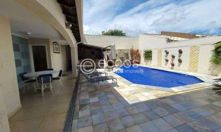 Casa à venda, 4 quartos, 1 suíte, 4 vagas, Umuarama - Uberlândia/MG