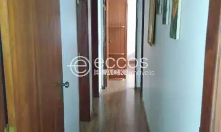 Casa à venda, 4 quartos, 1 suíte, 3 vagas, Planalto - Uberlândia/MG