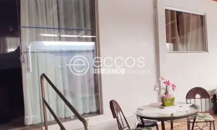 Casa à venda, 6 quartos, 2 vagas, Centro - Uberlândia/MG