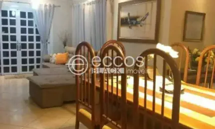 Casa à venda, 3 quartos, 3 suítes, 2 vagas, Cidade Jardim - Uberlândia/MG