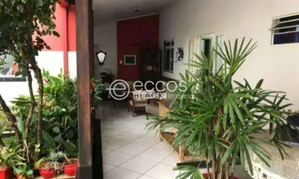 Casa à venda, 3 quartos, 1 suíte, 5 vagas, Pacaembu - Uberlândia/MG