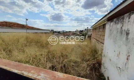 Terreno à venda na Avenida Princesa Izabel, --, Fundinho, Uberlândia