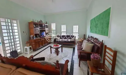 Casa à venda, 3 quartos, 1 suíte, 2 vagas, Segismundo Pereira - Uberlândia/MG