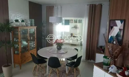 Casa à venda, 4 quartos, 3 suítes, 4 vagas, Novo Mundo - Uberlândia/MG
