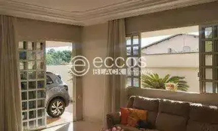 Casa à venda, 5 quartos, 1 suíte, 2 vagas, Vigilato Pereira - Uberlândia/MG