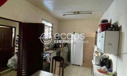 Casa à venda, 4 quartos, 2 vagas, CENTRO - ARAGUARI/MG