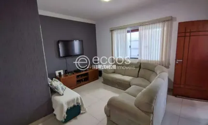 Casa à venda, 3 quartos, 1 suíte, 4 vagas, Alto Umuarama - Uberlândia/MG