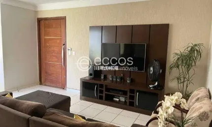 Casa à venda, 3 quartos, 1 suíte, 4 vagas, Chácaras Tubalina e Quartel - Uberlândia/MG