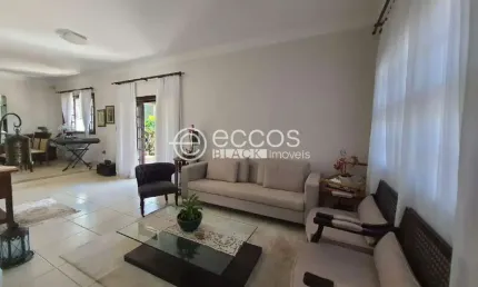 Casa à venda, 3 quartos, 1 suíte, 4 vagas, Cidade Jardim - Uberlândia/MG