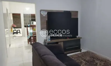 Casa à venda, 2 quartos, 1 suíte, 2 vagas, Jardim das Palmeiras - Uberlândia/MG