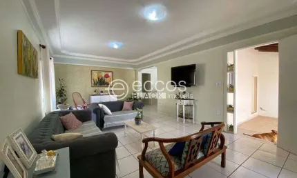 Casa à venda, 3 quartos, 1 suíte, 2 vagas, Cidade Jardim - Uberlândia/MG