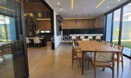 Casa em condomínio à venda, 3 quartos, 3 suítes, 4 vagas, Jardim Sul - Uberlândia/MG
