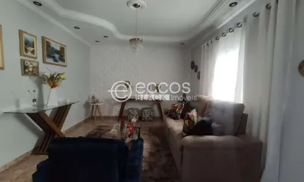 Casa à venda, 3 quartos, 1 suíte, 4 vagas, Jardim Patrícia - Uberlândia/MG