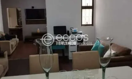 Casa à venda, 2 quartos, 1 suíte, 2 vagas, Segismundo Pereira - Uberlândia/MG