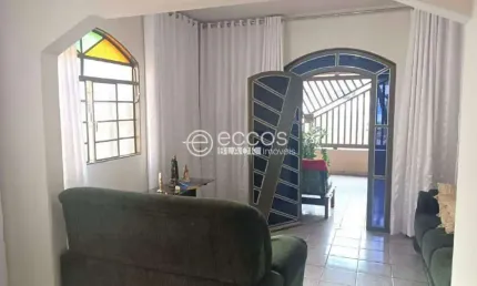 Casa à venda, 3 quartos, 1 suíte, 3 vagas, Custódio Pereira - Uberlândia/MG