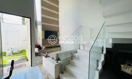 Casa à venda, 4 quartos, 1 suíte, 2 vagas, Jardim Patrícia - Uberlândia/MG