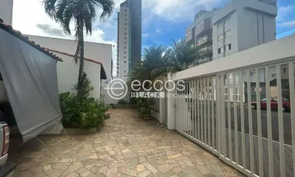Casa à venda, 4 quartos, 1 suíte, 5 vagas, Saraiva - Uberlândia/MG