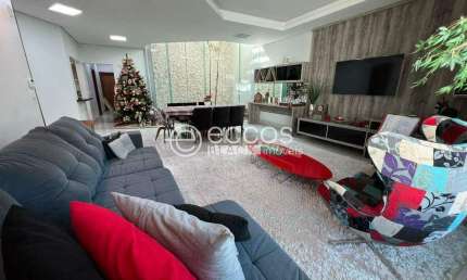 Casa à venda, 3 quartos, 1 suíte, 6 vagas, Santa Mônica - Uberlândia/MG
