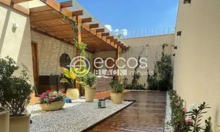 Casa à venda, 3 quartos, 1 suíte, 2 vagas, Santa Mônica - Uberlândia/MG