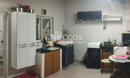 Casa à venda, 2 quartos, 2 suítes, 2 vagas, Novo Mundo - Uberlândia/MG