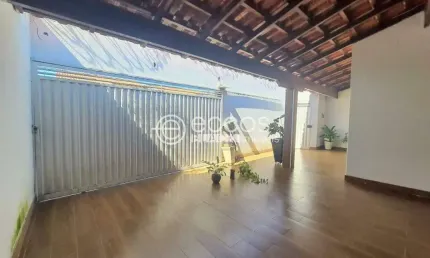 Casa à venda, 4 quartos, 1 suíte, 2 vagas, Planalto - Uberlândia/MG