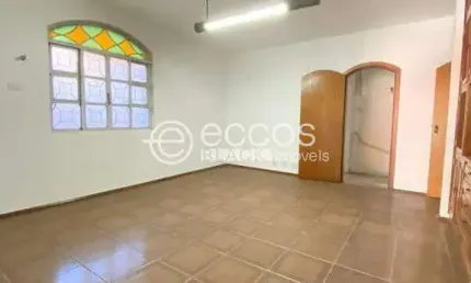 Casa para aluguel, 8 quartos, 2 suítes, 8 vagas, Osvaldo Rezende - Uberlândia/MG