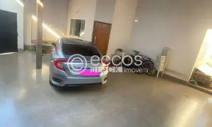 Casa à venda, 3 quartos, 1 suíte, 5 vagas, Planalto - Uberlândia/MG