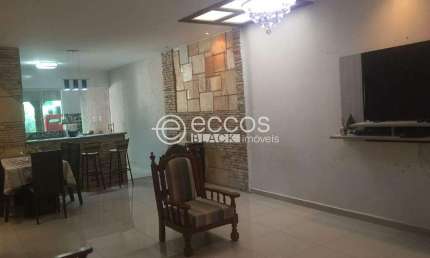 Casa à venda, 3 quartos, 1 suíte, 2 vagas, São Jorge - Uberlândia/MG