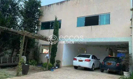 Casa para aluguel, 3 quartos, 1 suíte, 5 vagas, Pampulha - Uberlândia/MG