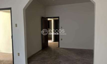 Casa com 3 quartos para alugar na Rua Marciano Santos, --, Centro, Araguari