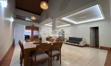 Casa à venda, 4 quartos, 3 suítes, 4 vagas, Santa Mônica - Uberlândia/MG