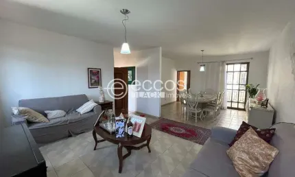 Casa à venda, 4 quartos, 2 suítes, 4 vagas, Vigilato Pereira - Uberlândia/MG