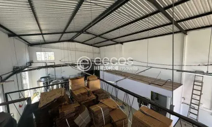 Barracão / Galpão / Depósito à venda na Rua Pedro Mamede, --, Novo Mundo, Uberlândia