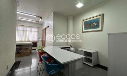 Sala comercial à venda, 1 vaga, Martins - Uberlândia/MG