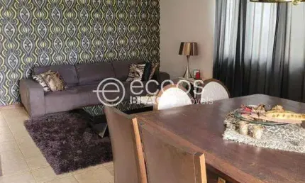 Casa à venda, 3 quartos, 1 suíte, 4 vagas, Jardim Karaíba - Uberlândia/MG
