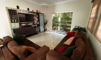 Casa à venda, 4 quartos, 1 suíte, 2 vagas, Santa Mônica - Uberlândia/MG