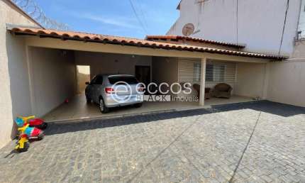 Casa à venda, 3 quartos, 2 suítes, 2 vagas, Umuarama - Uberlândia/MG