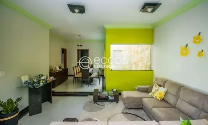 Casa à venda, 3 quartos, 1 suíte, 3 vagas, Residencial Gramado - Uberlândia/MG