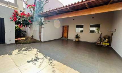 Casa à venda, 4 quartos, 1 suíte, 4 vagas, Santa Mônica - Uberlândia/MG