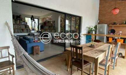 Casa à venda, 4 quartos, 3 suítes, 5 vagas, Cidade Jardim - Uberlândia/MG